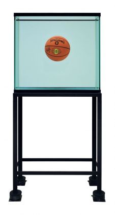 Jeff Koons, One Ball Total Equilibrium Tank (Spalding Dr. JK 241 Series), dalla serie Equilibrium, 1985, vetro, acciaio, reagente cloruro di sodio, acqua distillata, pallone da basket, cm 164,5x78,1x33,7. Ed. 1 di 2. Collezione privata © Jeff Koons