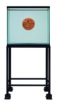 Jeff Koons, One Ball Total Equilibrium Tank (Spalding Dr. JK 241 Series), dalla serie Equilibrium, 1985, vetro, acciaio, reagente cloruro di sodio, acqua distillata, pallone da basket, cm 164,5x78,1x33,7. Ed. 1 di 2. Collezione privata © Jeff Koons