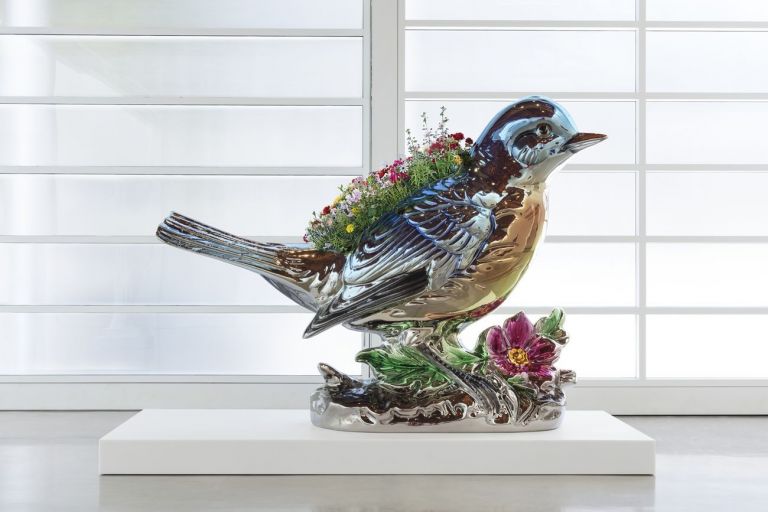 Jeff Koons, Bluebird Planter, 2010-16, dalla serie Antiquity, acciaio inossidabile e piante in fiore, cm 209,6 x 281,3 x 101,6, ed. 2 di 3+1 PA. Collezione privata © Jeff Koons. Photo © 2017 Fredrik Nilsen. Courtesy Gagosian