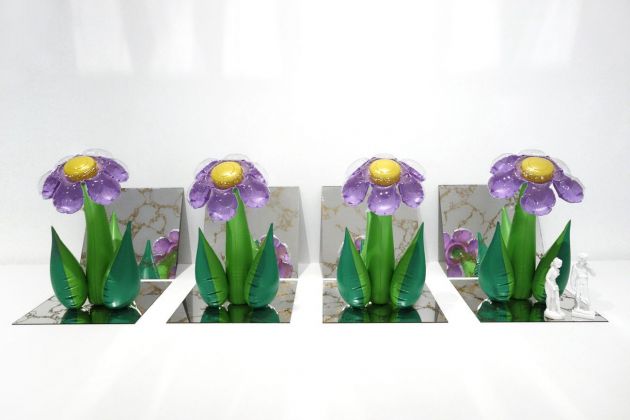 Jeff Koons, Inflatable Flowers (Four Tall Purple with Plastic Figures), dalla serie Inflatables, 1978, vinile, specchi e plastica, cm 40,6 x 145,4 x 48,3. Collezione dell’artista © Jeff Koons