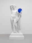 Jeff Koons, Gazing Ball (Apollo Lykeios), 2013, dalla serie Gazing Ball Sculptures, gesso e vetro; cm 239,4 x 94,3 x 87,6, ed. 2 di 3+1 PA. Collezione dell’artista © Jeff Koons. Photo Tom Powel Imaging