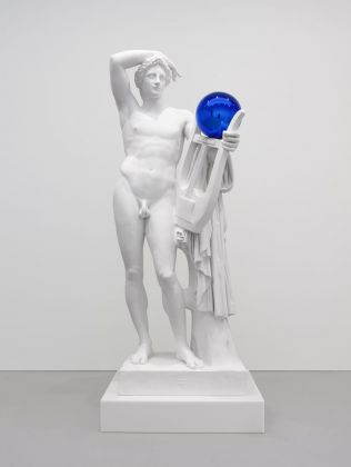 Jeff Koons, Gazing Ball (Apollo Lykeios), 2013, dalla serie Gazing Ball Sculptures, gesso e vetro; cm 239,4 x 94,3 x 87,6, ed. 2 di 3+1 PA. Collezione dell’artista © Jeff Koons. Photo Tom Powel Imaging
