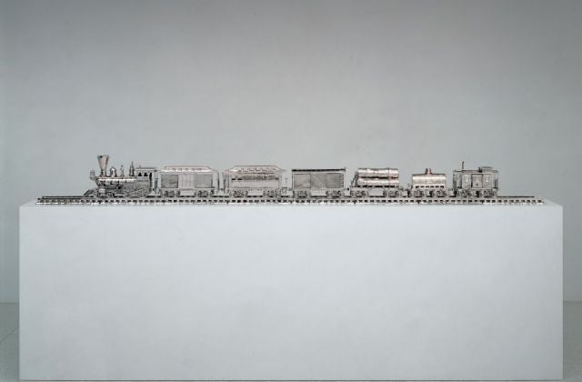 Jeff Koons, Jim Beam – J.B. Turner Train, 1986, dalla serie Luxury and Degradation, acciaio inossidabile, bourbon, cm 27,9 x 289,6 x 16,5. Collezione privata © Jeff Koons. Photo © 2014 Christie’s Images Limited