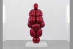 Jeff Koons, Balloon Venus Lespugue (Red), 2013-19, dalla serie Antiquity, acciaio inossidabile, cm 266,9 x 124,1 x 104,7, ed. 1 di 5 (versioni uniche). Collezione privata. Courtesy David Zwirner © Jeff Koons