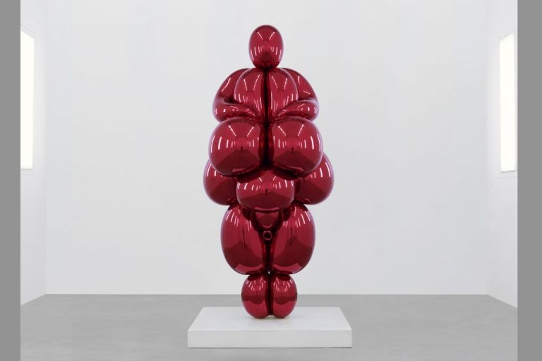 Jeff Koons, Balloon Venus Lespugue (Red), 2013-19, dalla serie Antiquity, acciaio inossidabile, cm 266,9 x 124,1 x 104,7, ed. 1 di 5 (versioni uniche). Collezione privata. Courtesy David Zwirner © Jeff Koons