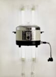 Jeff Koons, Nelson Automatic Cooker – Deep Fryer, 1979, dalla serie Pre-New, pentola – friggitrice elettrica, acrilico e luci fluorescenti, cm 68,6 x 43,2 x 40,6. Collezione privata © Jeff Koons