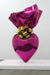 Jeff Koons, Sacred Heart (Magenta Gold), 1994 2007, dalla serie Celebration, acciaio inossidabile, cm 356,9 x 218,4 x 121. Jereann and Holland Chaney © Jeff Koons