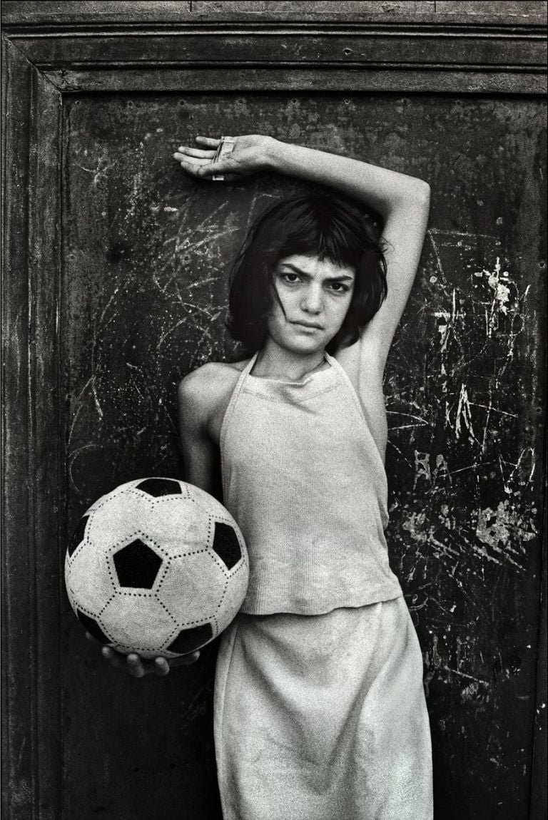 Letizia Battaglia, Palermo 1980. Quartiere La Cala. La bambina con il pallone, 1980, stampa Fine Art Giclée su Hahnemühle Fine Art Baryta, 105x75 cm. Courtesy the artist