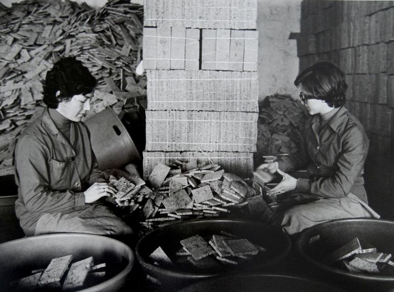 Lisetta Carmi, Calangianus (fabbrica di sughero, tamponi), 1976