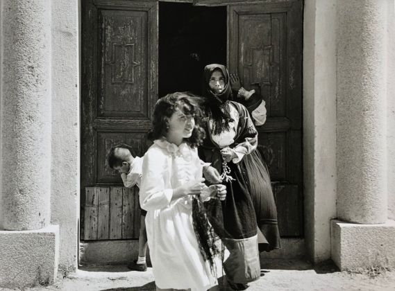 Lisetta Carmi, Orgosolo (uscita dalla chiesa), 1964