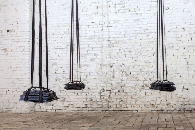 Lucia Cantò, 25 kg, 2019, ceramica, cinghie di sollevamento, dimensioni variabili. Installation view at Museo Laboratorio di Città Sant’Angelo. Photo Pierluigi Fabrizio