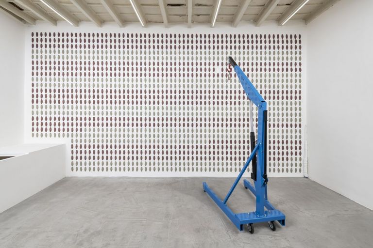 Lucia Cantò, Peso che arrivi al mio peso, 2020, argilla cruda, grès, gru idraulica, ex voto in argento, 500x300 cm ca. Photo Giorgio Benni