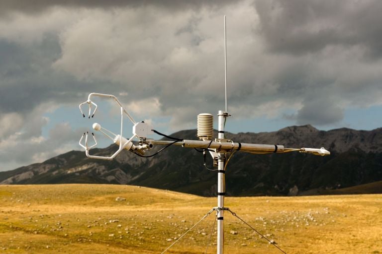 Margherita Morgantin, CAMPO 1 sopra la montagna. Campo Imperatore loc. Racollo, Parco Nazionale del Gran Sasso e Monti della Laga. Photo Luca Ghedini, courtesy l'artista e Xing