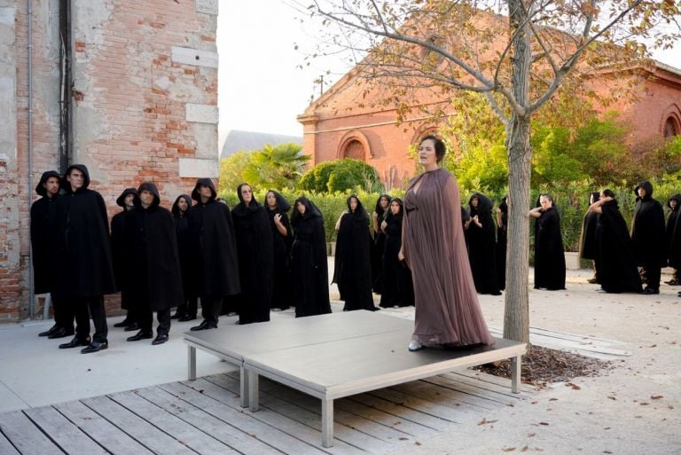 Biennale Musica 2021. Moving still - processional crossing di Marta Gentilucci. Courtesy La Biennale di Venezia © Andrea Avezzù