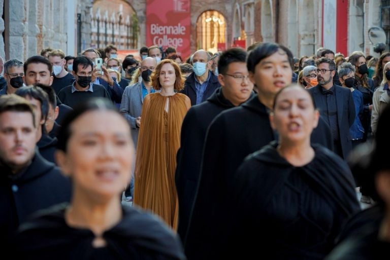 Biennale Musica 2021. Moving still - processional crossing di Marta Gentilucci. Courtesy La Biennale di Venezia © Andrea Avezzù