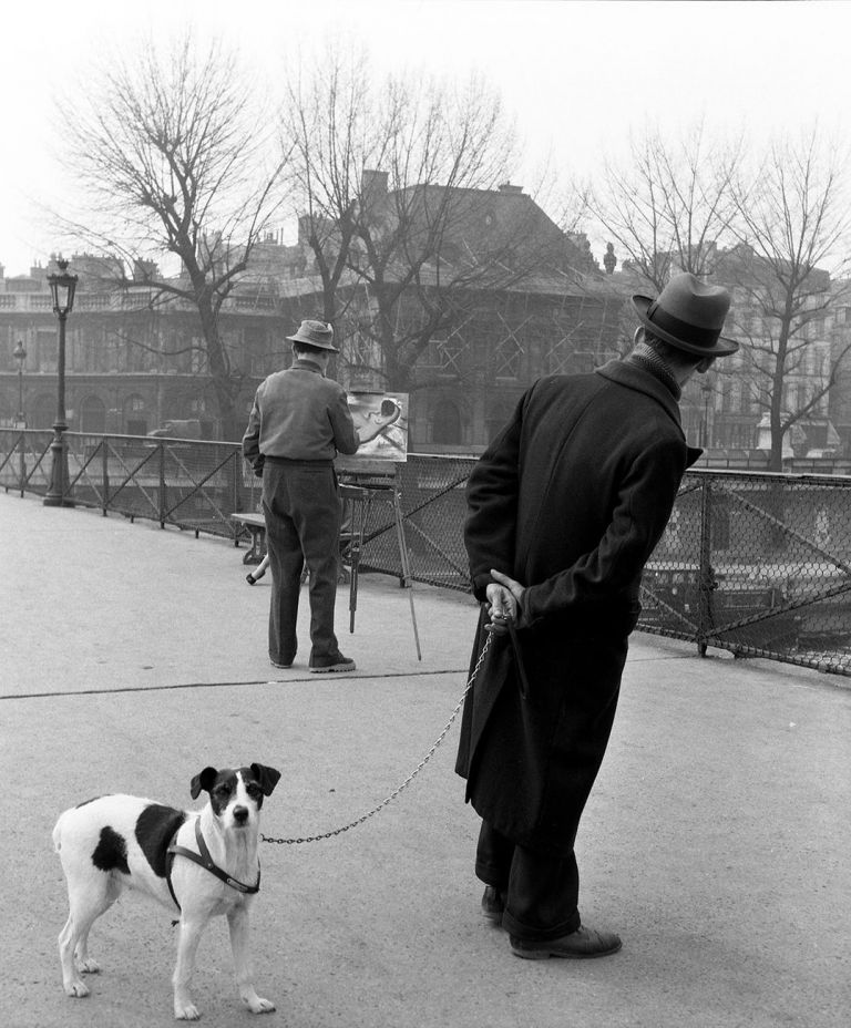 Robert Doisneau, Fox terrier au Pont des Arts, Paris, 1953 © Robert Doisneau