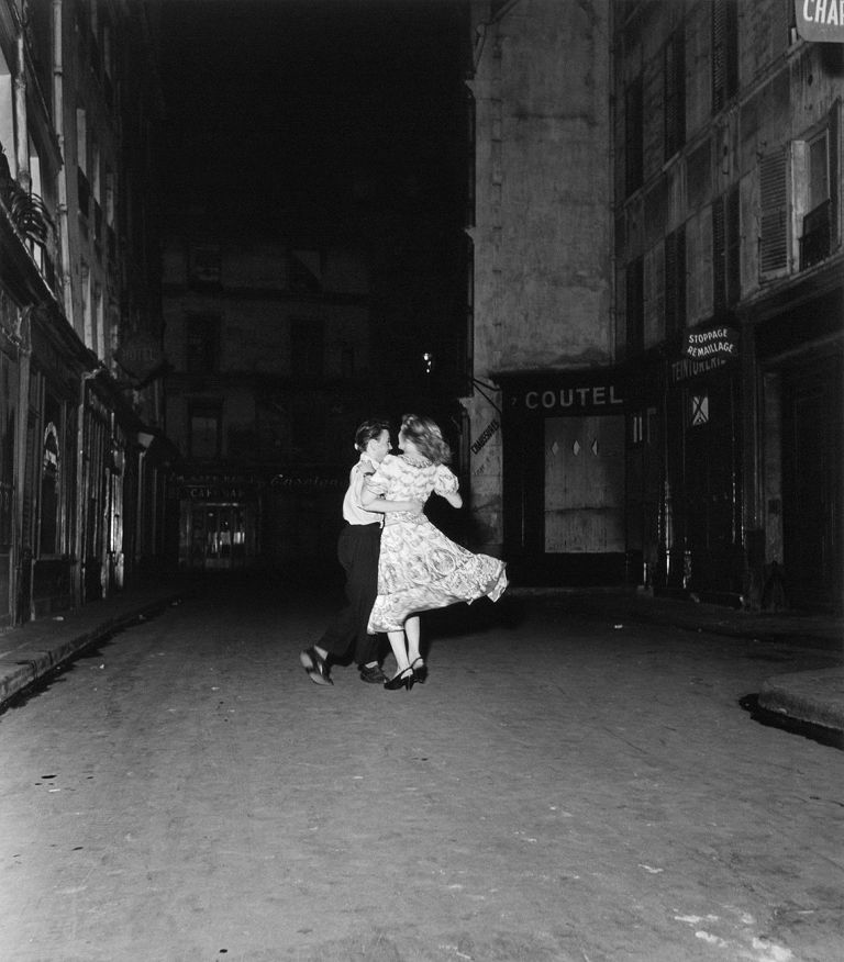 Robert Doisneau, La Dernière Valse du 14 juillet, Paris, 1949 © Robert Doisneau – Gamma Rapho