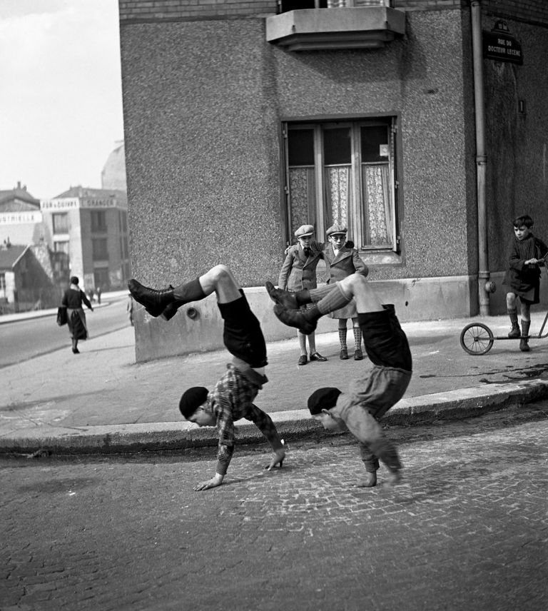 Robert Doisneau, Les frères, rue du Docteur Lecène, Paris, 1934 © Robert Doisneau