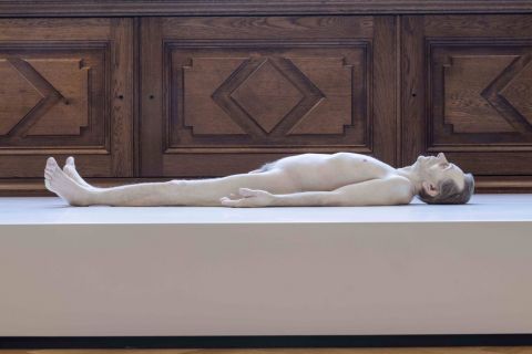 Ron Mueck Dead Dad 1996 1997 Mixed media 20 x 38 x 102 cm 787 x 1496 x 4016 in © the artist Courtesy Thaddaeus Ropac gallery Cosa vedere a Londra questa settimana: 15 eventi e mostre da non perdere