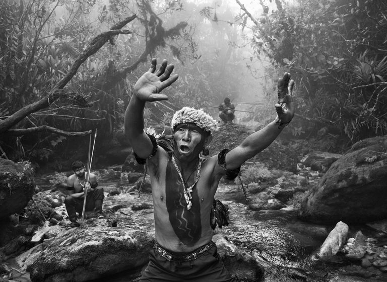 Sciamano Yanomami dialoga con gli spiriti prima della salita al monte Pico da Neblina. Stato di Amazonas Brasile 2014 © Sebastiao Salgado Contrasto Perché è importante tornare a osservare le fotografie di Sebastião Salgado