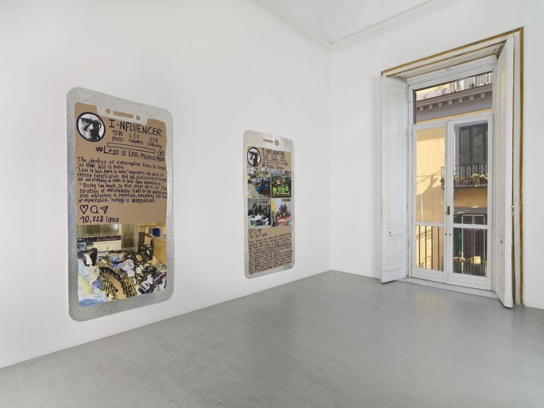 Thomas Hirschhorn. I-nfluencer-Poster. Exhibition view at Alfonso Artiaco, Napoli 2021. Courtesy Alfonso Artiaco, Napoli. Photo Grafiluce