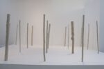Yasmin Smith, Terra dei Fuochi, 2021, porcellana di Limoges, cenere di legno di pioppo, 20 pezzi di dimensioni complessive 110x400x300 cm