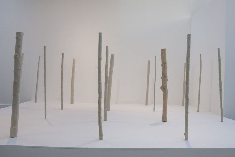 Yasmin Smith, Terra dei Fuochi, 2021, porcellana di Limoges, cenere di legno di pioppo, 20 pezzi di dimensioni complessive 110x400x300 cm