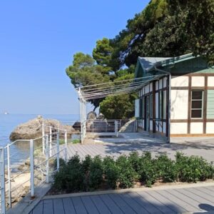 Al Castello di Miramare tra antichi giardini e una cabina balneare dei primi del ‘900