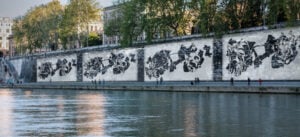 Il murale di William Kentridge sul Tevere non c’è più. La Quadriennale lo rimpiazza