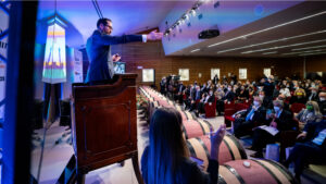 Le bottiglie di Barolo en primeur con l’etichetta disegnata da Giuseppe Penone