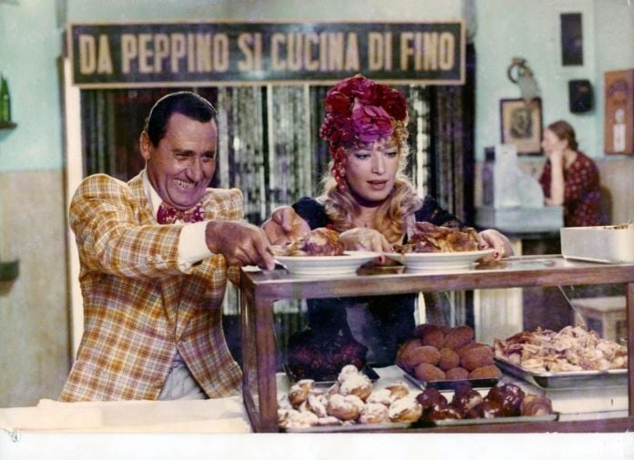 Alberto Sordi e Monica Vitti in Polvere di stelle (1973) di Alberto Sordi