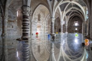 L’installazione di Alfredo Pirri a Siracusa ti fa camminare sugli specchi