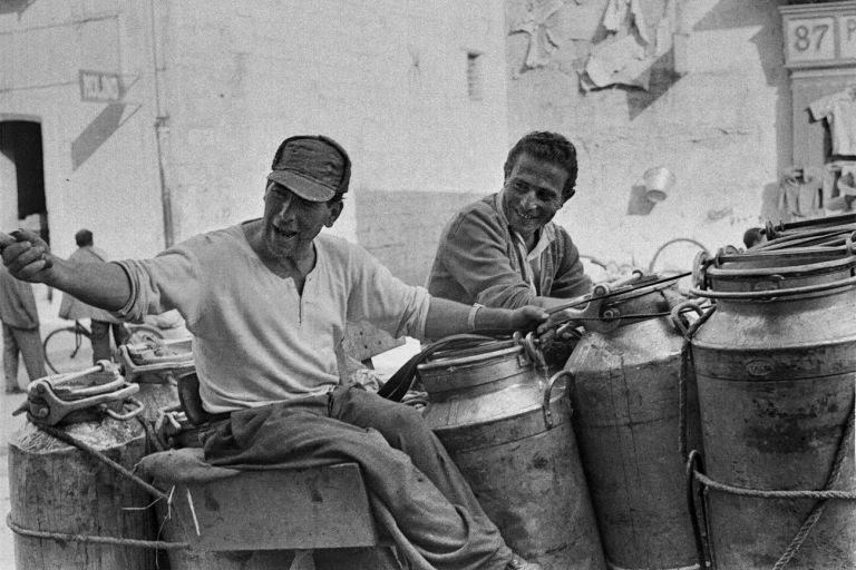 Ando Gilardi, Il carro del lattaio con i bidoni pieni, Qualiano (Napoli), Italia, 3 ottobre 1954 © Fototeca Gilardi