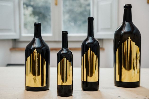 L’opera di Paolo Canevari sulle bottiglie di Caprai