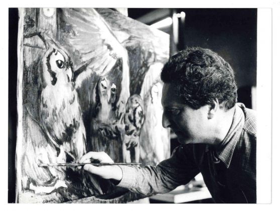 Carlo Levi nello studio di Palazzo Altieri, mentre dipinge un quadro con i gufi, Roma 1950-51