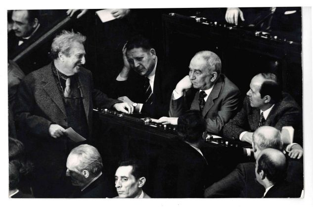 Carlo Levi sui banchi del Senato negli Anni Sessanta con Giorgio Amendola e Luigi Longo
