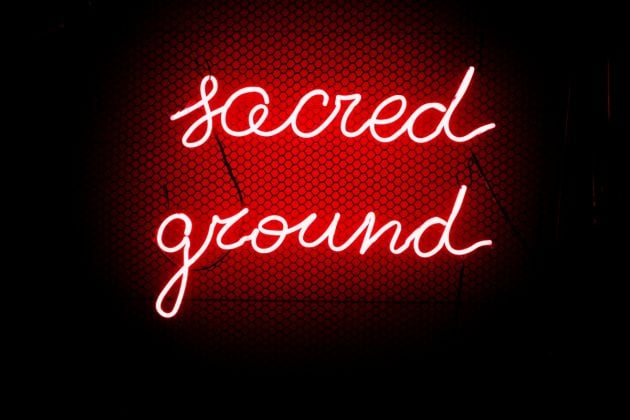 DMAV_Social Art Ensamble Sacred Ground Under Ground, 2021, installazione neon
