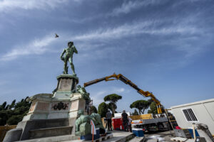 Firenze: il restauro del gruppo scultoreo di Piazzale Michelangelo con la copia del David