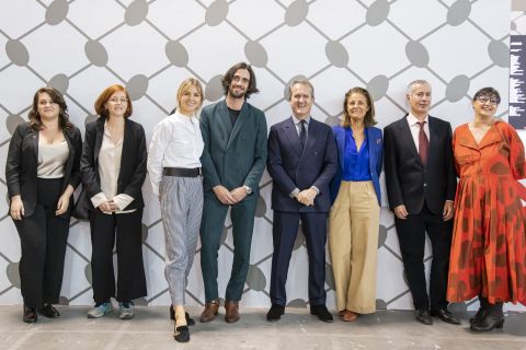 Darren Bader (Galleria Franco Noero), Claudia Comte (König Galerie), Matteo Nasini (Clima), Sarah Ortmeyer (Dvir Gallery), Damon Zucconi (VEDA), i cinque artisti selezionati per il progetto Surfing NFT