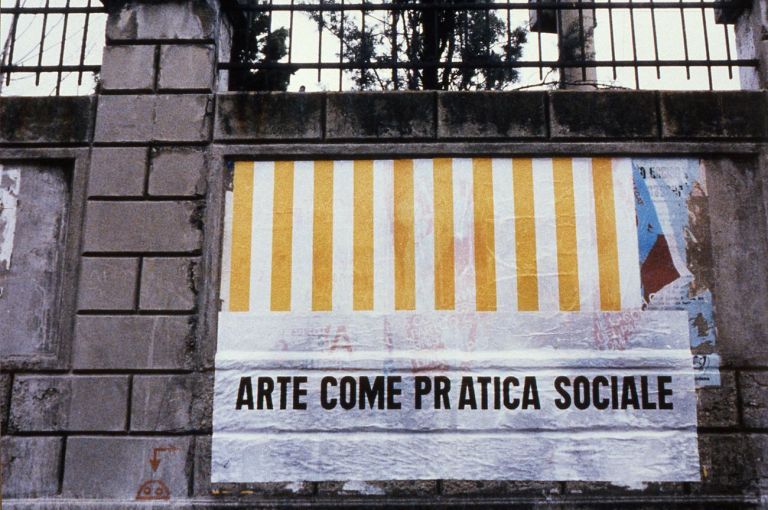 Fernando De Filippi, Arte come pratica sociale, 1979, affissione nella città con Daniel Buren. Galleria d'Arte Moderna, Modena