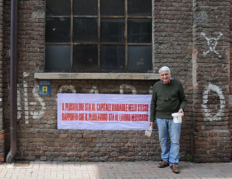 Fernando De Filippi all'esterno del suo studio, via Mecenate, Milano 2015