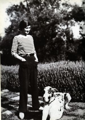 Gabrielle Chanel nella sua casa in Costa Azzurra con il suo cane, 1930 ca. © Chanel