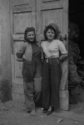 Giovani donne in posa, 1948. Fondo Gasparini