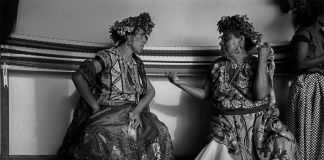 Graciela Iturbide, Conversación, Juchitán, México, 1986. Courtesy Graciela Iturbide © Graciela Iturbide