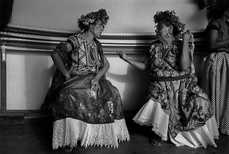 Graciela Iturbide, Conversación, Juchitán, México, 1986. Courtesy Graciela Iturbide © Graciela Iturbide