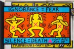 Keith Haring, Ignorance=Fear, Silence=Death, 1989. Litografia offset in nero, arancione, blu, giallo e rosa su carta lucida, 61×109.4 cm. Courtesy of Nakamura Keith Haring Collection © Keith Haring Foundation
