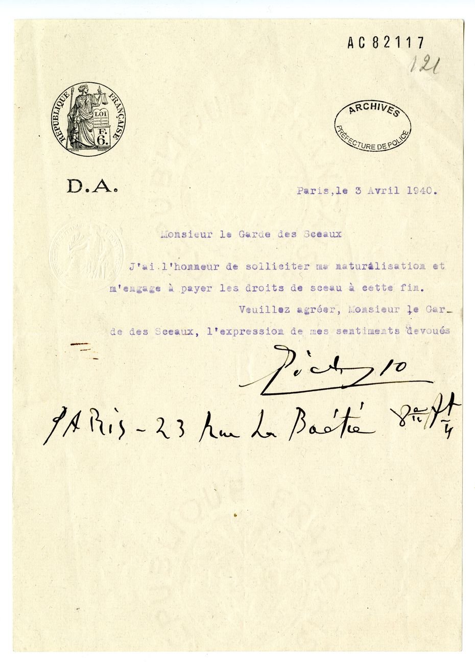 Lettre envoyée au Garde des sceaux pour une demande de naturalisation, comprenant la signature de 1940. © Archives de la Préfecture de Police de Paris © Succession Picasso 2021