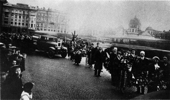 Leningrado (oggi San Pietroburgo), 15 maggio 1935. Il corteo funebre di Kazimir Malevič
