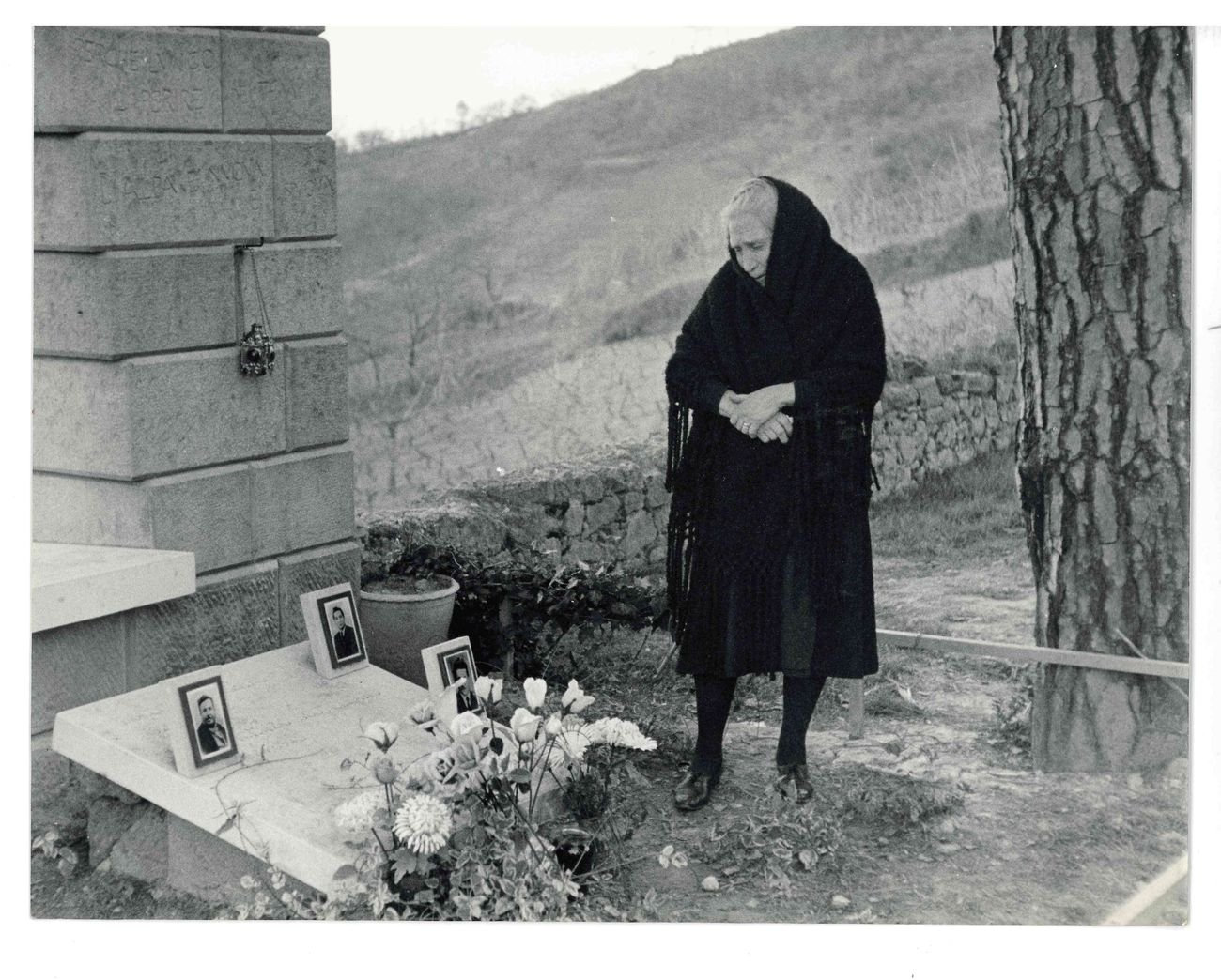 Mario Carbone, Francesca Armento presso la tomba del figlio Rocco Scotellaro