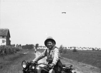 Mondina che si fa riprendere sulla moto, 1947 48 ca. Fondo Gasparini